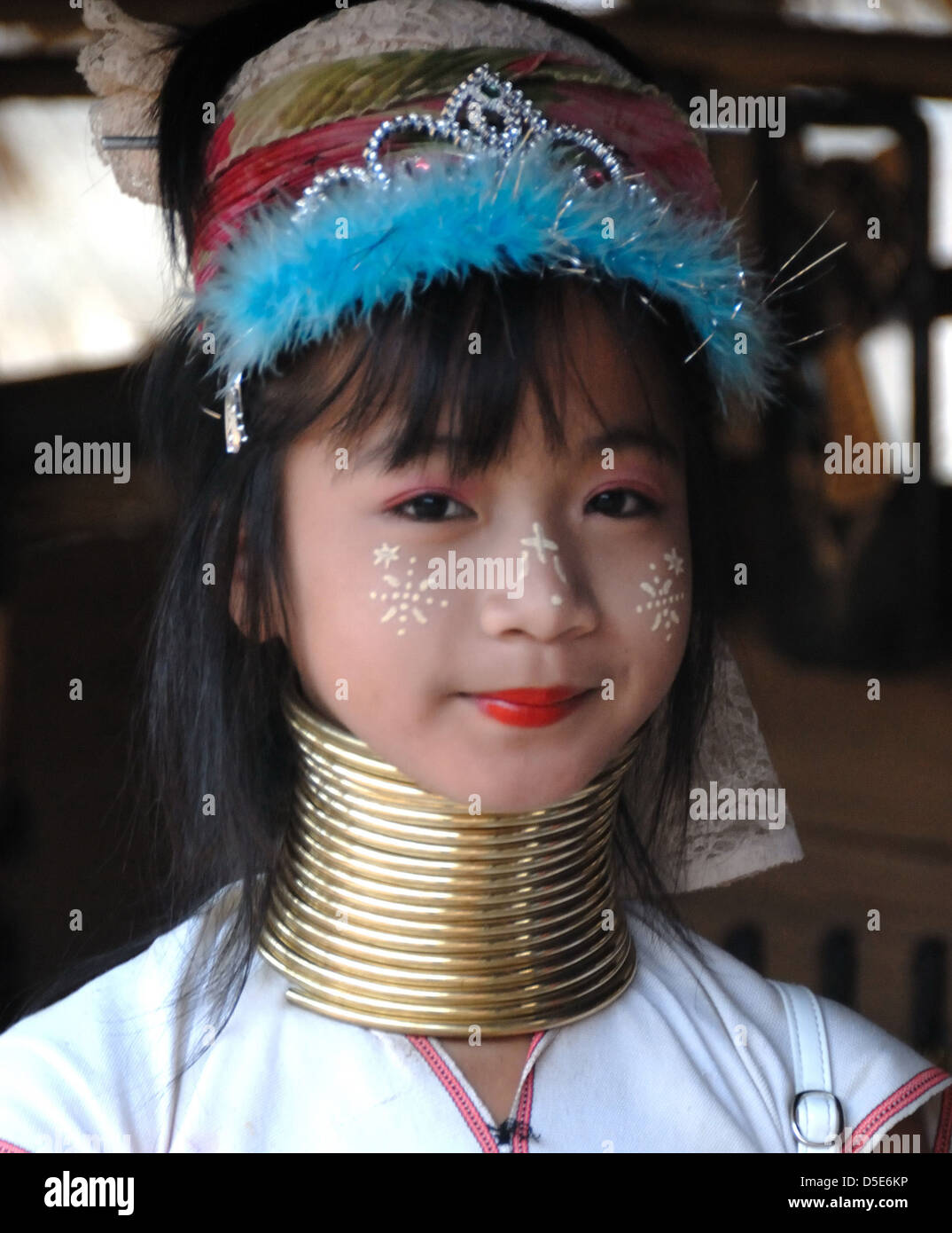 Porträt hübsches junges Mädchen Langhals Karen Hilltribe Tatong Dorf Chiang Mai Nordthailand Stockfoto