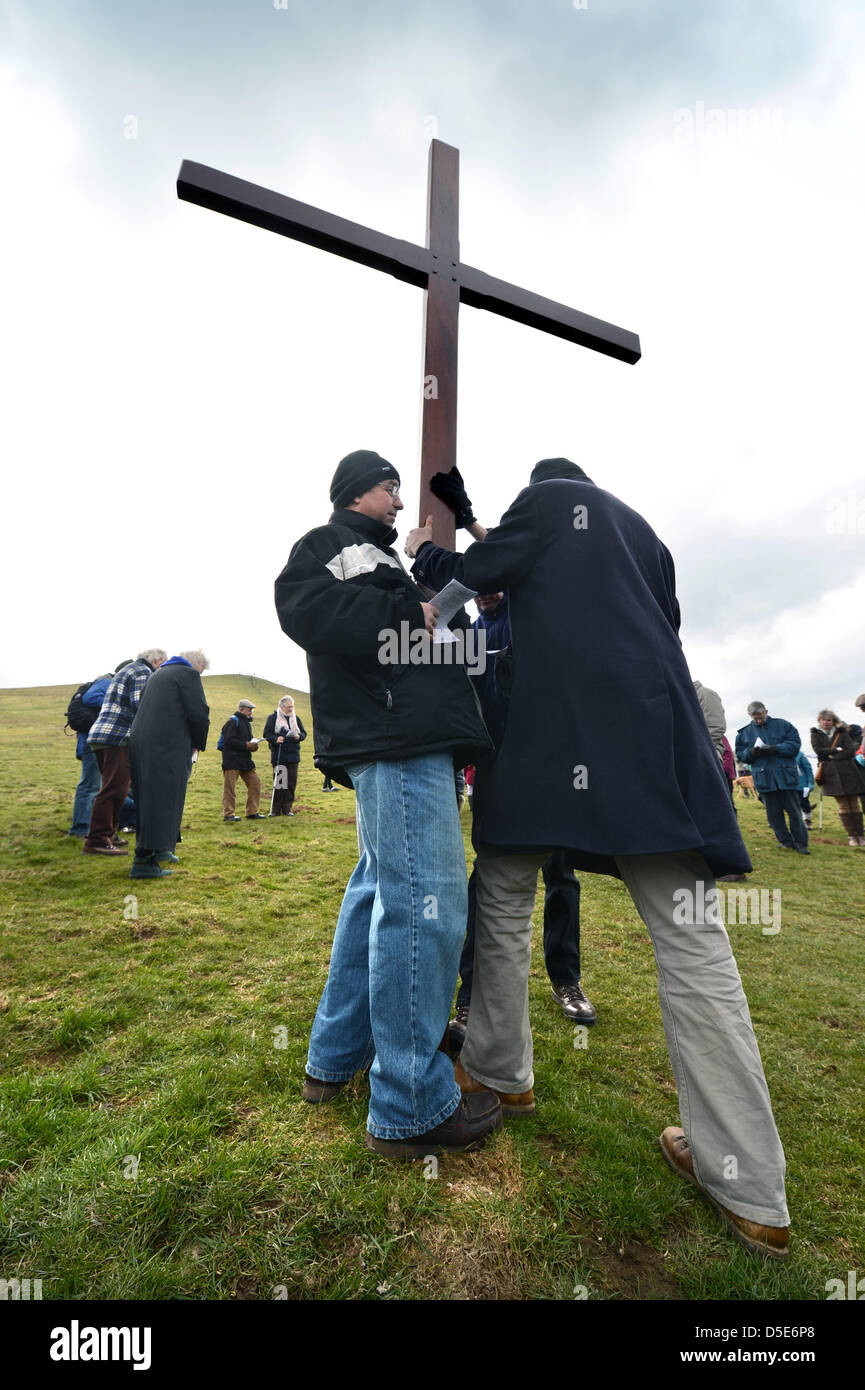 Lokalen Gemeindemitglieder aus der Cam und Durley Bezirk Kirchen zusammen Gruppe stellen ihre jährliche Osterprozession Kreuztragung aus Dursley zu Cam Gipfel in Gloucestershire (29. März 2013). Stockfoto