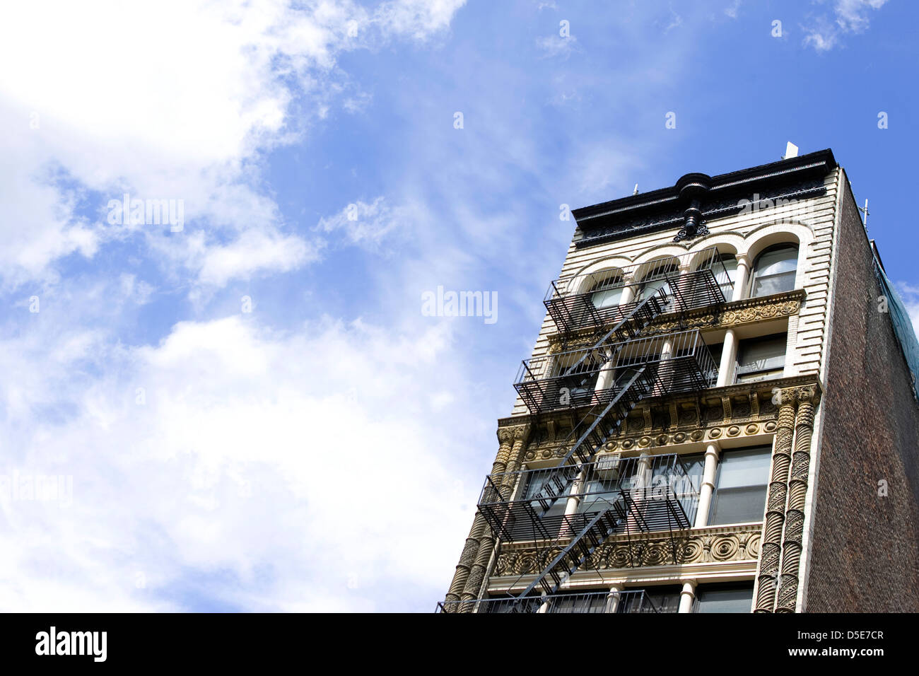 Außenansicht eines New York Brownstone Apartment Blocks gegen blauen Himmel Stockfoto