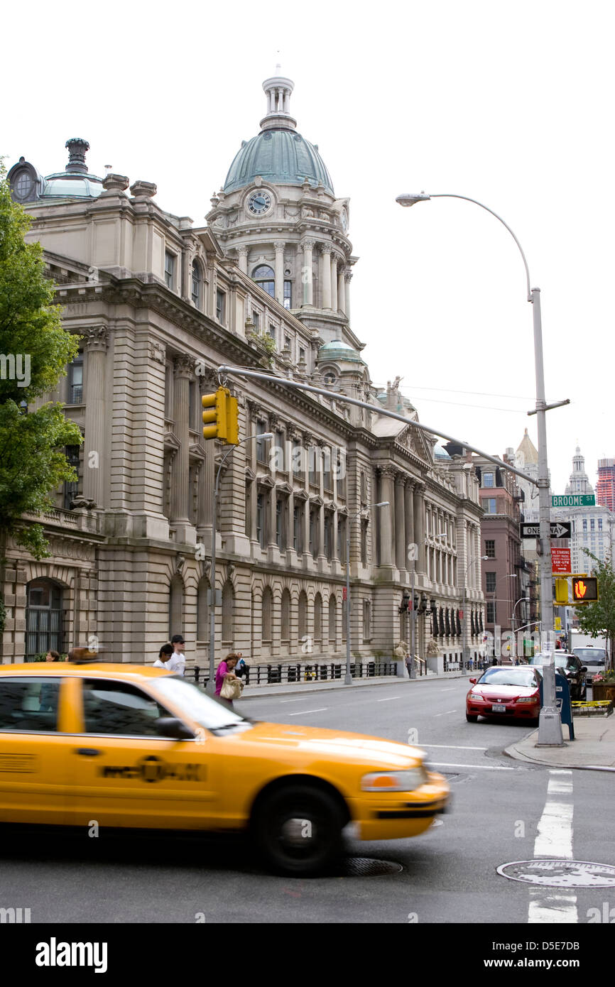Das Wahrzeichen von New York City Polizei-Abteilung Gebäude Wohnungen zeigen die Kuppel, Säulen und Gewürze über dem Eingang Stockfoto