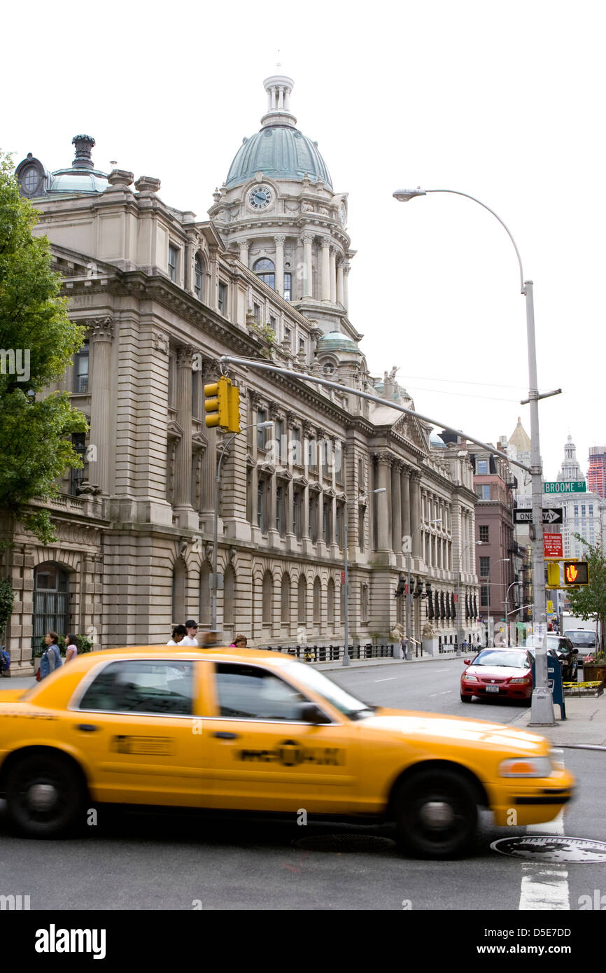 Das Wahrzeichen von New York City Polizei-Abteilung Gebäude Wohnungen zeigen die Kuppel, Säulen und Gewürze über dem Eingang Stockfoto