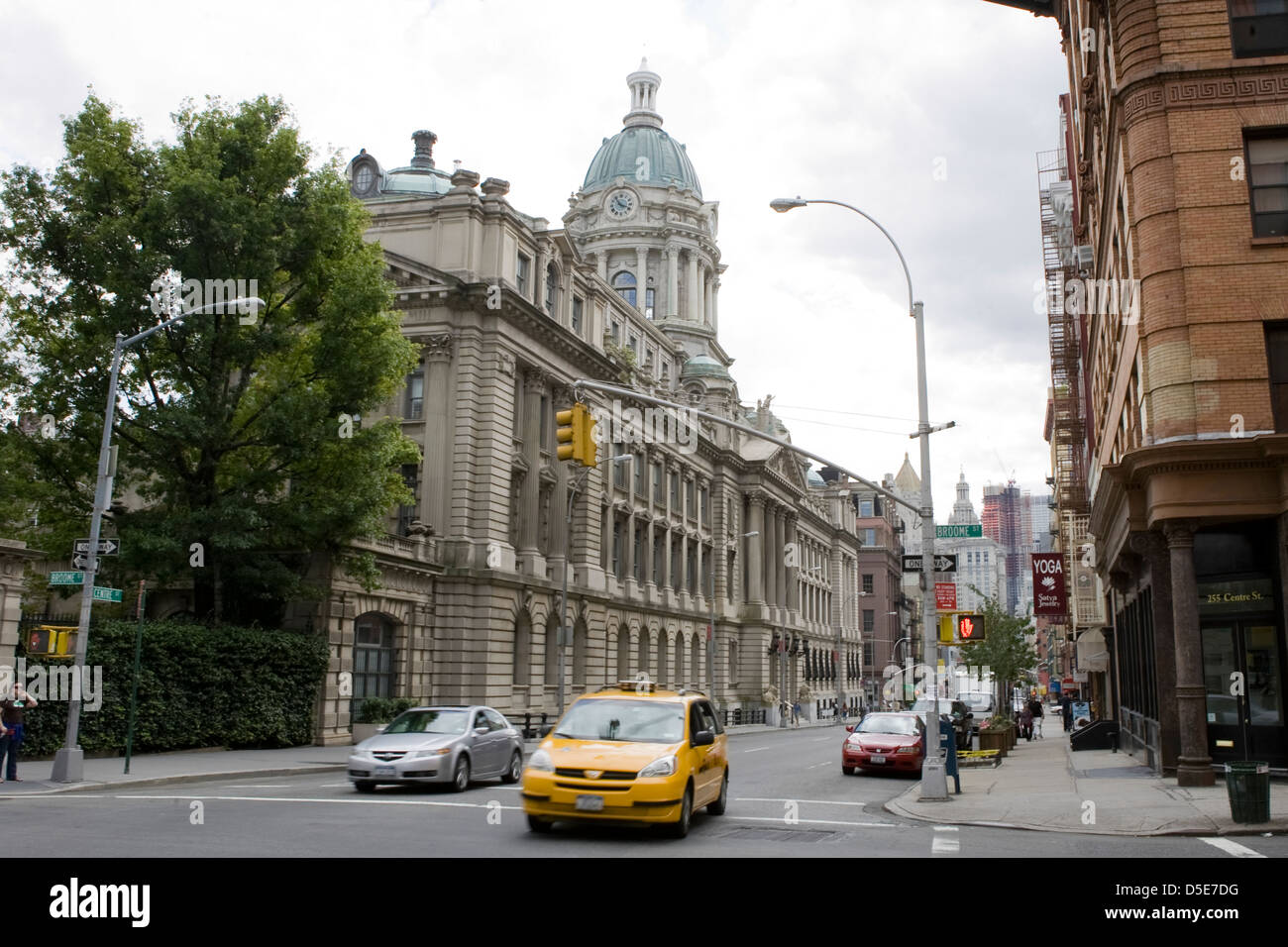 Das Wahrzeichen von New York City Polizei-Abteilung Gebäude Wohnungen zeigen die Kuppel, Säulen und Gewürze über dem Eingang Stockfoto