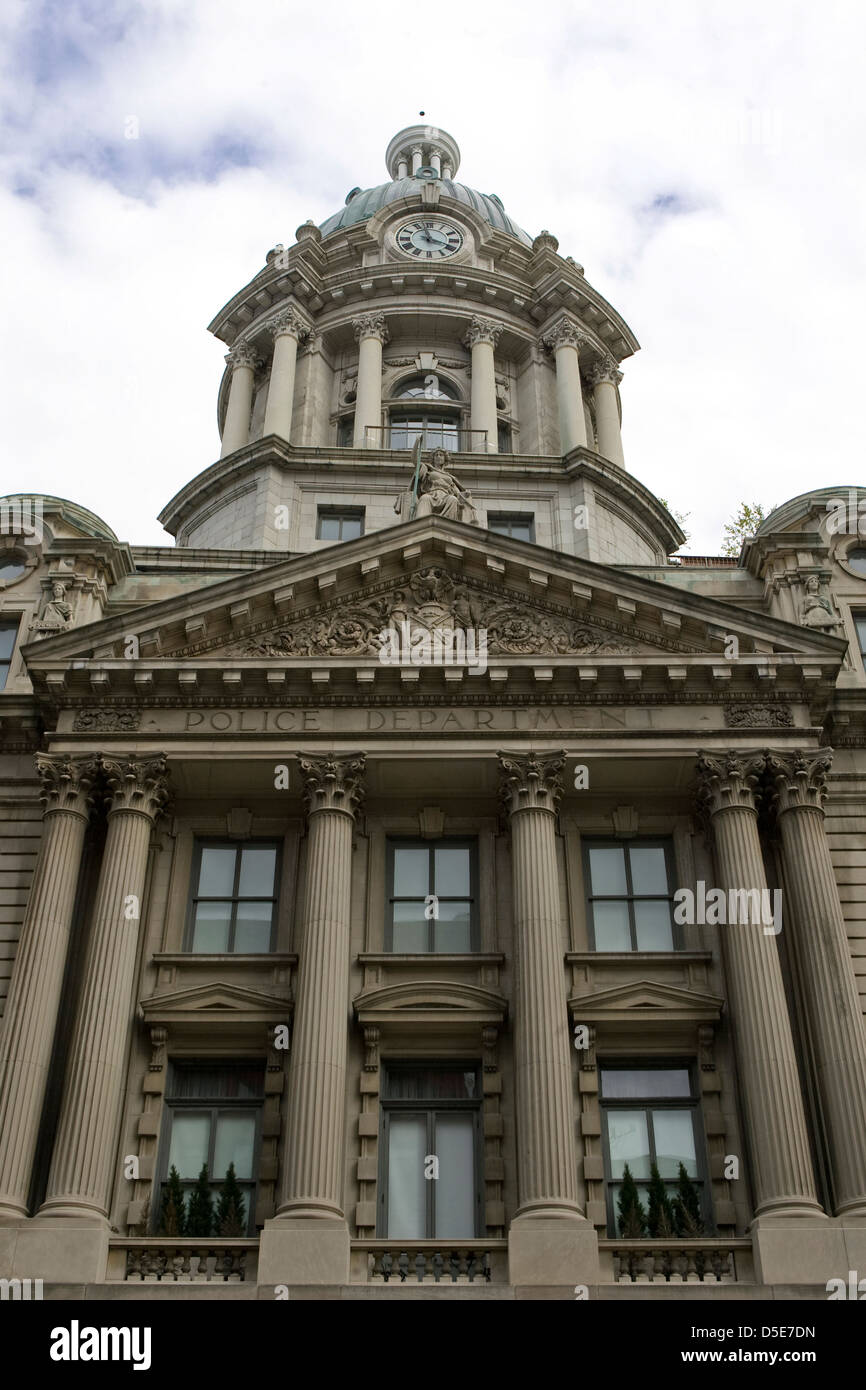 Das Wahrzeichen von New York City Polizei-Abteilung Gebäude Wohnungen zeigen die Kuppel, Säulen und Gewürze über dem Eingang Stockfoto