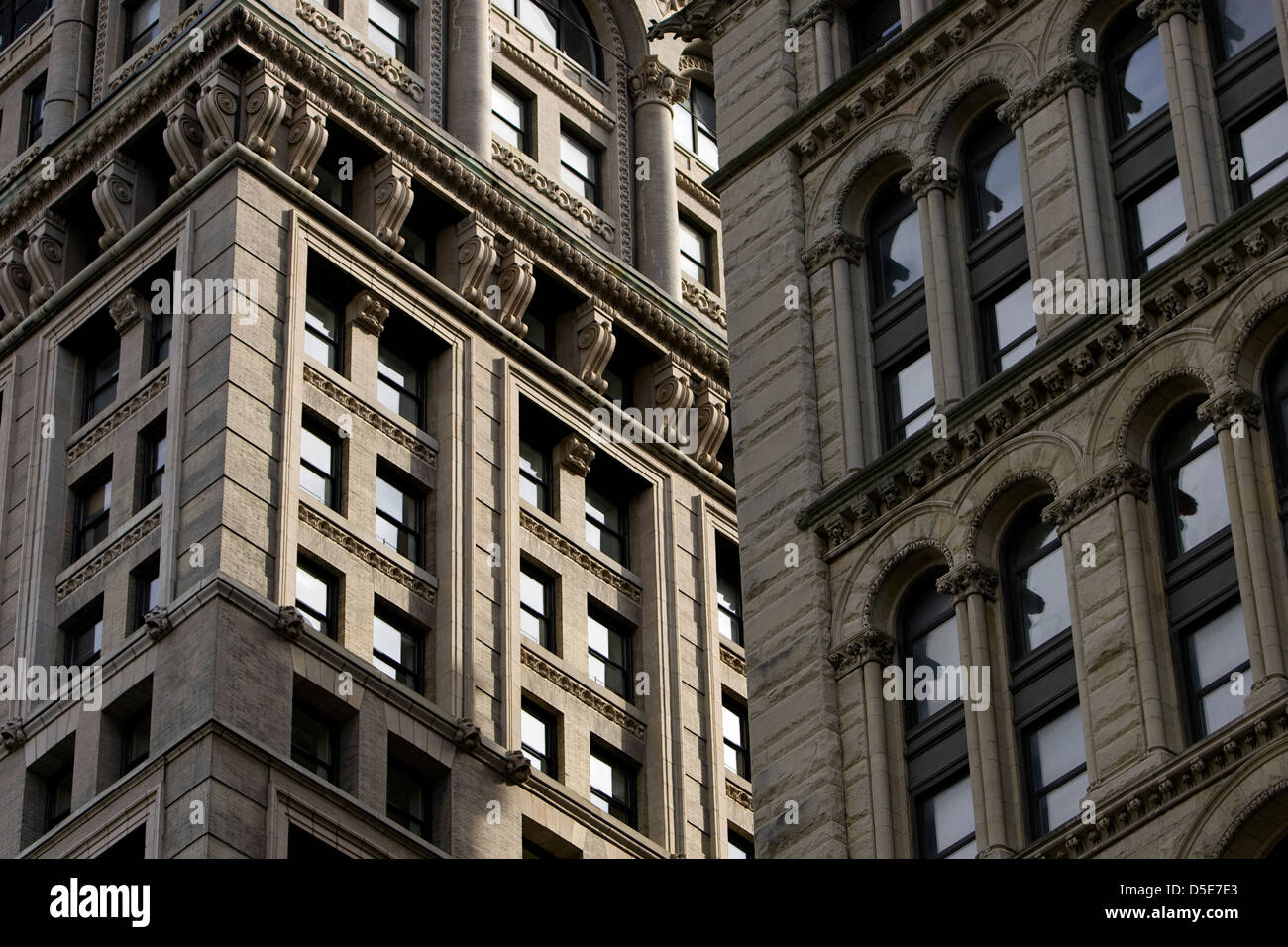 Eine Außenansicht des einen alten New Yorker Hochhaus Sandsteinhaus Baustein Stockfoto