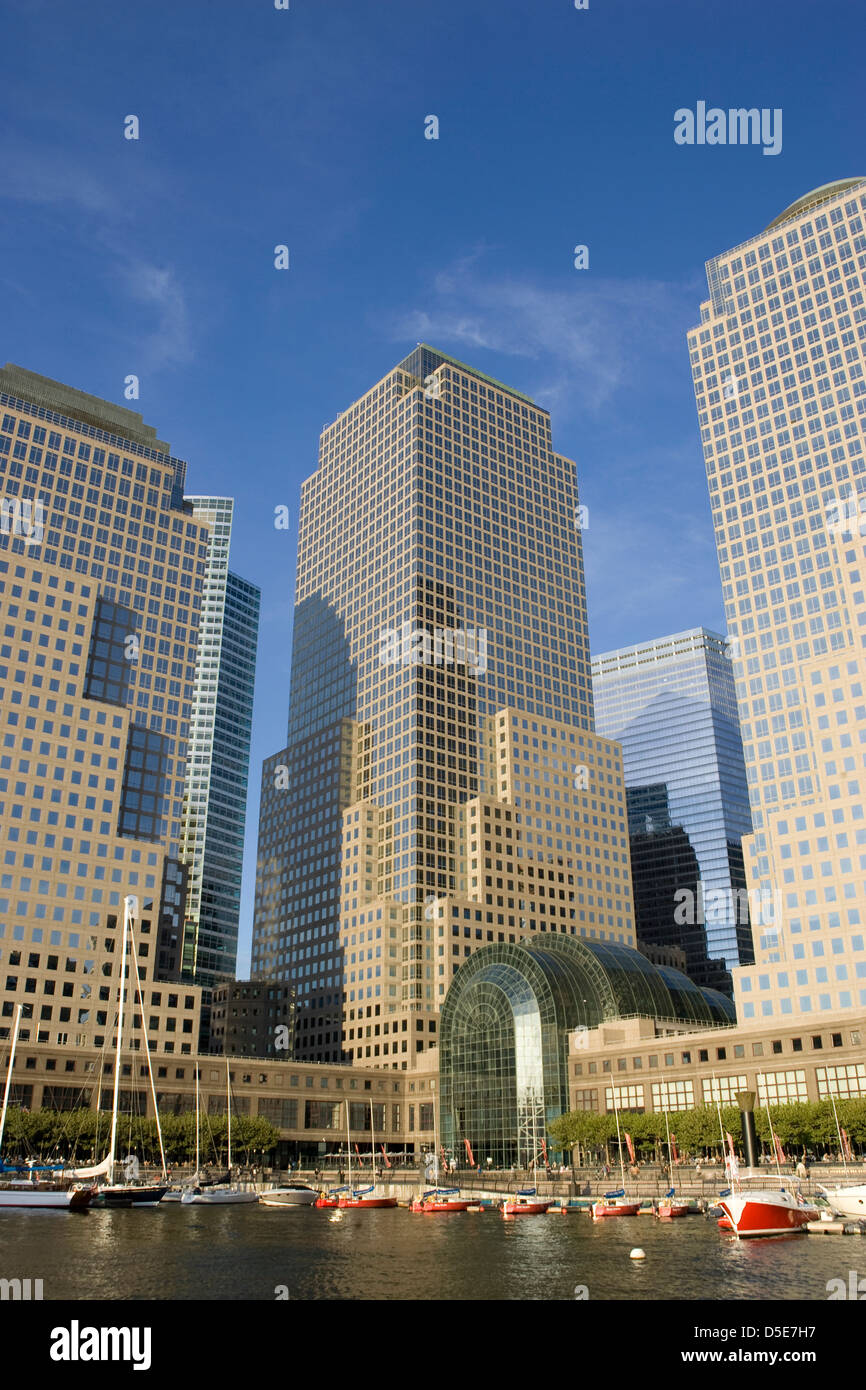 Das World Financial Center Plaza in Brookfield Platz, Bürogebäuden gegen den blauen Himmel und Wolken Stockfoto