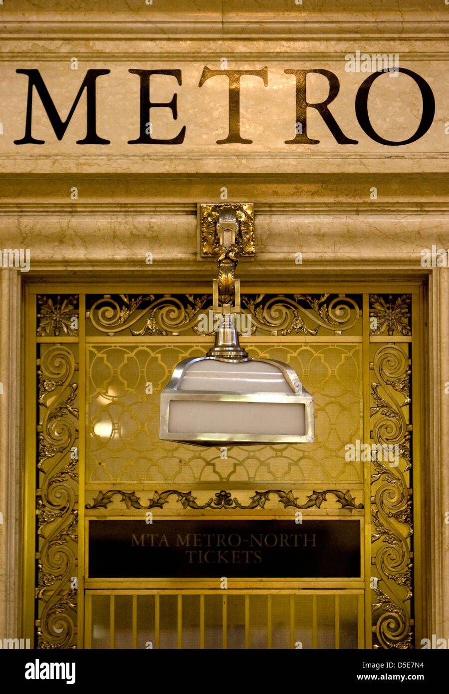 Ein Metro-Schild über dem Ticketschalter für die U-Bahn am Grand Central Terminal Bahnhof Stockfoto