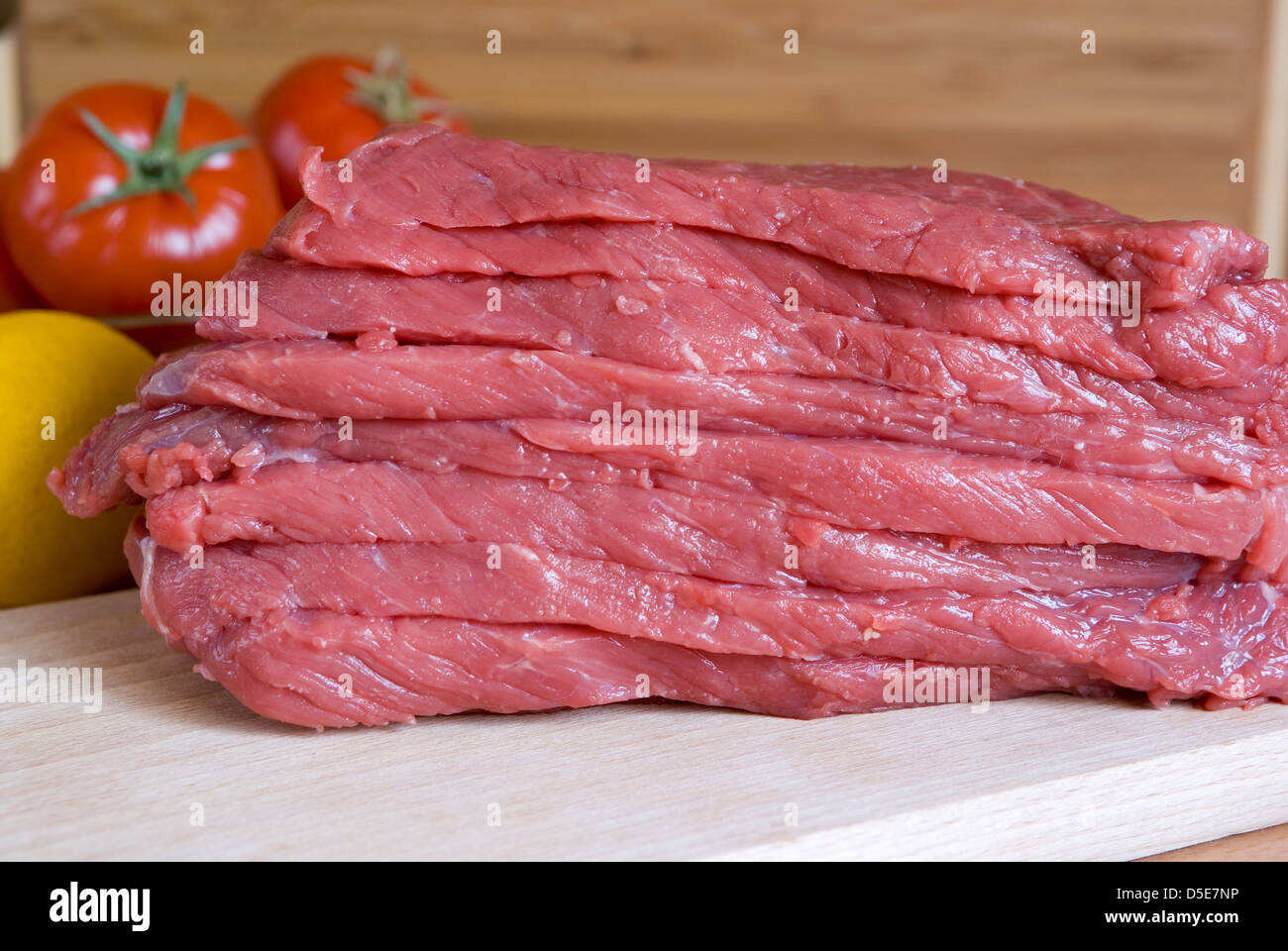 Schneiden Sie frisches Fleisch Rindfleisch mit Gemüse auf Planke Stockfoto