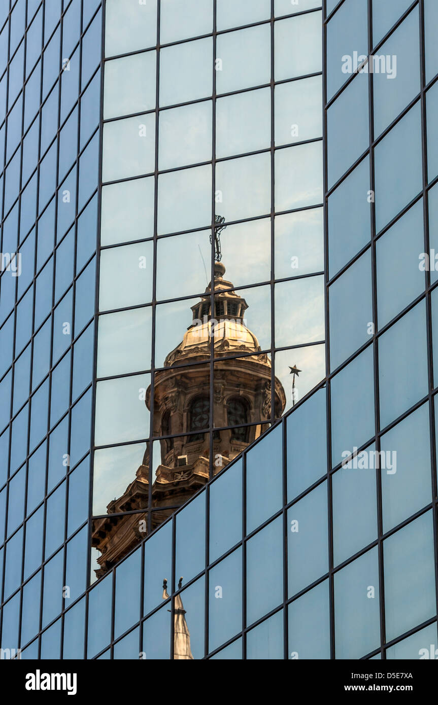 Das Metropolitain Kathedrale reflektiert in einer Mordern, aufbauend auf der Plaza de Armas, Santiago de Chile. Stockfoto