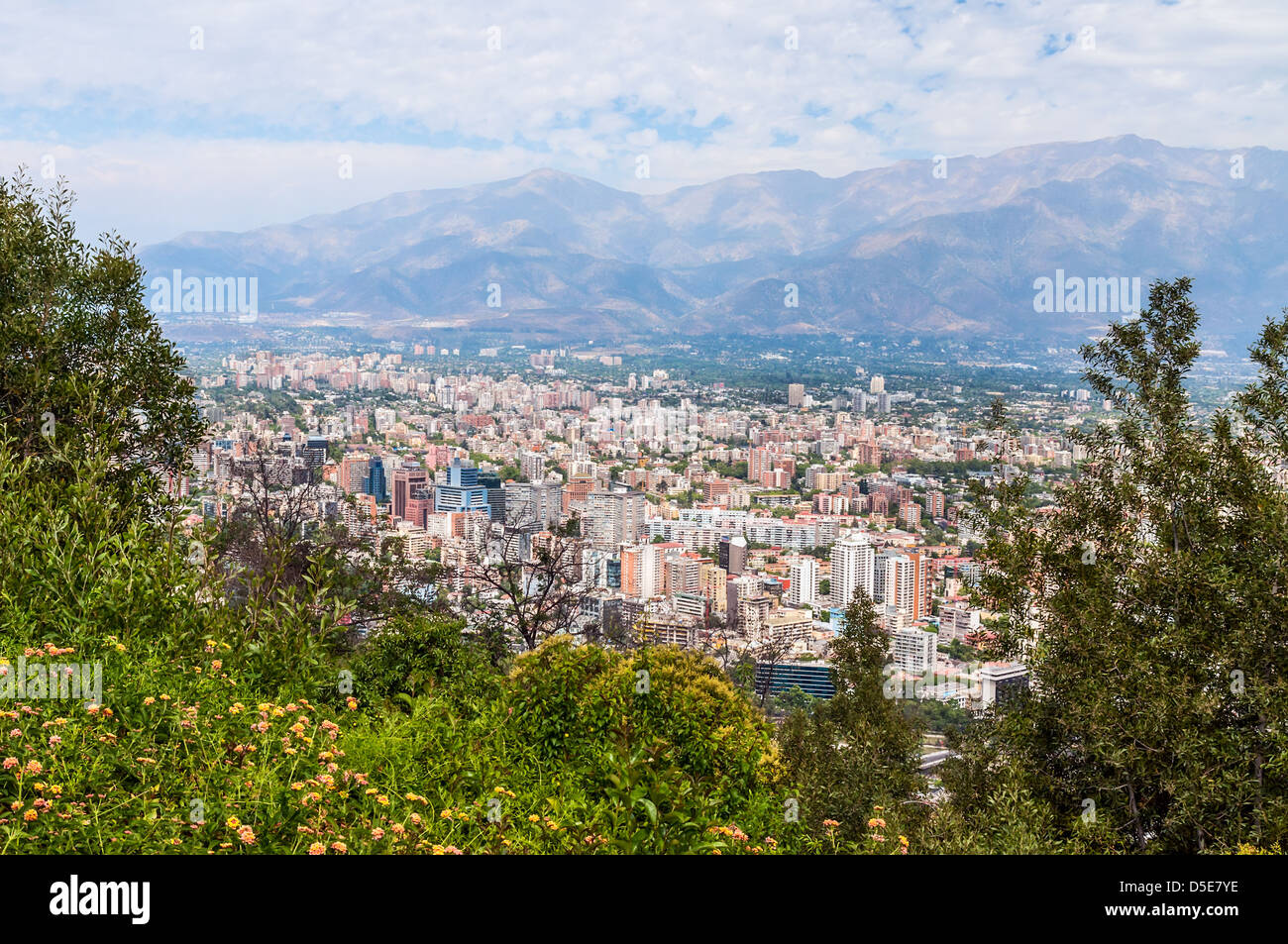 Vogelperspektive Blick auf Santiago de Chile vom Cerro San Cristobal. Stockfoto