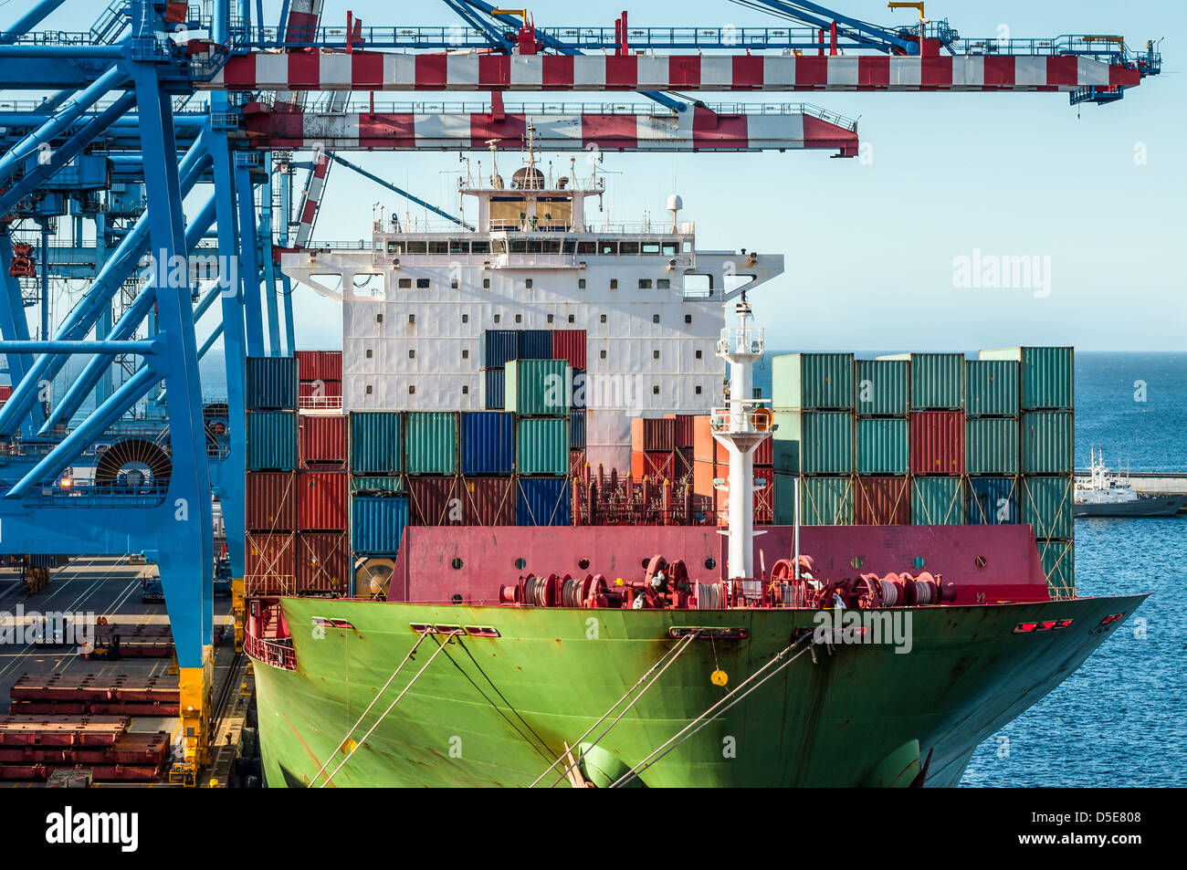 Versand Transport-Industrie - Container sind Last an Bord eines Schiffes von Kränen. Closeup Cargo Schiff und Portal-Aktion. Stockfoto
