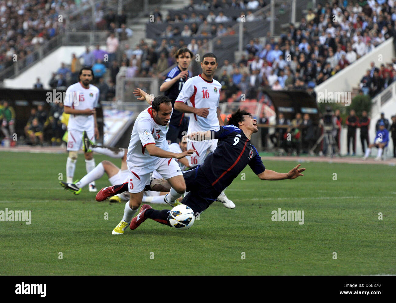 Adnan Suleiman Hassan Adous (JOR), Shinji Okazaki (JPN), 26. März 2013 - Fußball / Fußball: 2014 FIFA World Cup asiatische Qualifikation Final Runde Gruppe B-match zwischen Jordanien 2: 1 Japan bei König Abdullah International Stadium in Amman, Jordanien. (Foto von Jinten Sawada/AFLO) Stockfoto