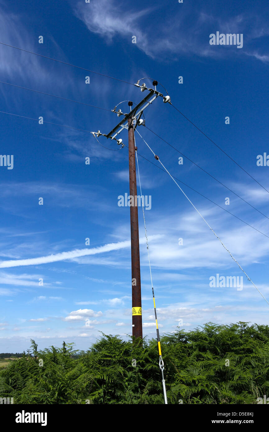 Strom Verteilung Pol gegen blauen Himmel mit hohen weißen Zirruswolken, Derbyshire, England, UK Stockfoto