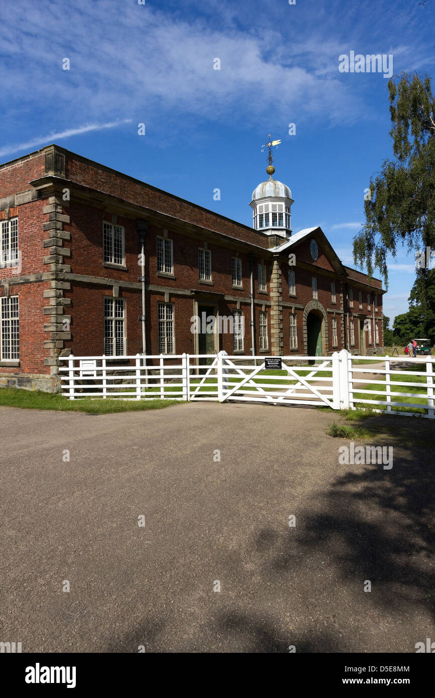 Südansicht des frühen 18. Jahrhunderts Stallungen und Reitschule, Calke Abbey, Ticknall, Derbyshire, England, UK Stockfoto