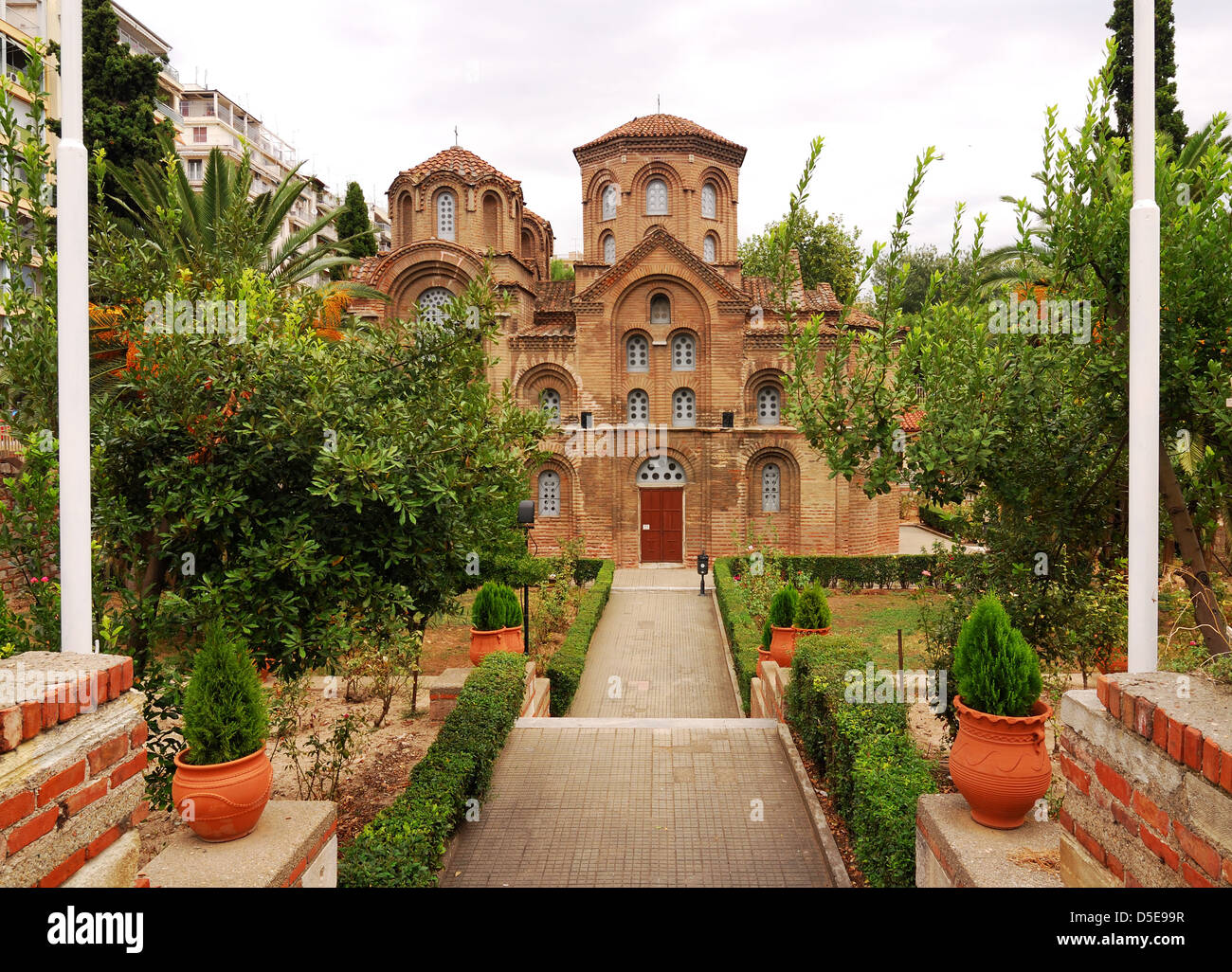 Das Hotel liegt in einem grünen Garten, die, den die friedliche Panagia Chalkeon Kirche im Jahr 1028 gegründet wurde. Thessaloniki Stockfoto