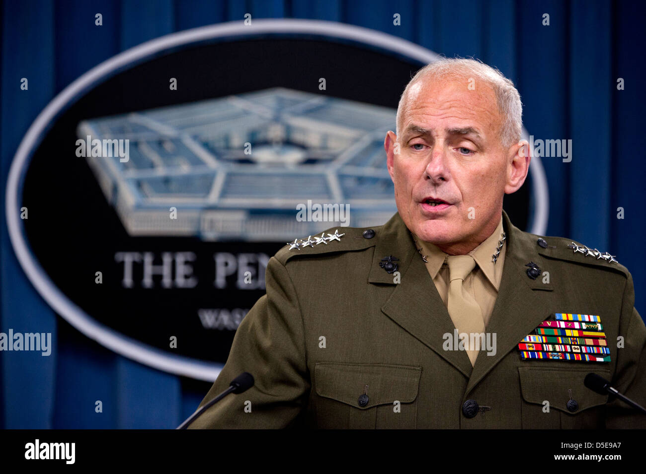 USMC General John Kelly, Commander US Southern Command briefs Medien in das Pentagon am 20. März 2013 in Arlington, VA. Stockfoto