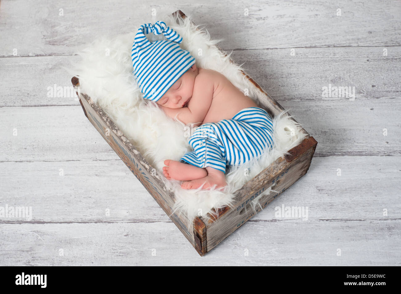 Schlafenden Neugeborenen tragenden Pyjamas Stockfoto