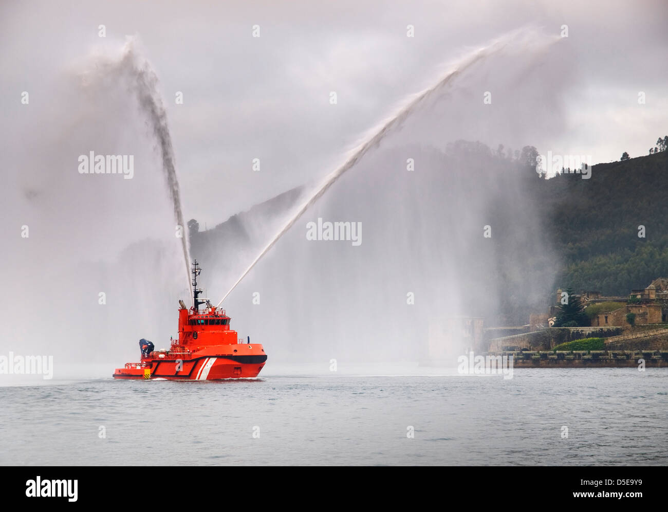 Bergung Schlepper mit zwei großen Wasserstrahlen in Ferrol-Mündung. Stockfoto
