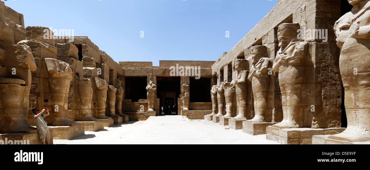 Luxor. Ägypten. Theatralische Arkaden Innenhof mit Osiris Säulen im Tempel von Ramses III im Tempel des Amun in Karnak. Stockfoto
