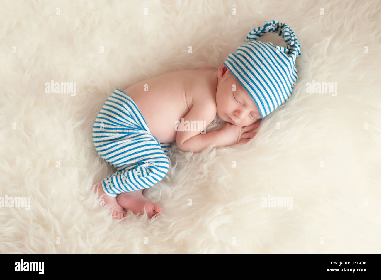 Schlafenden Neugeborenen tragenden Pyjamas Stockfoto