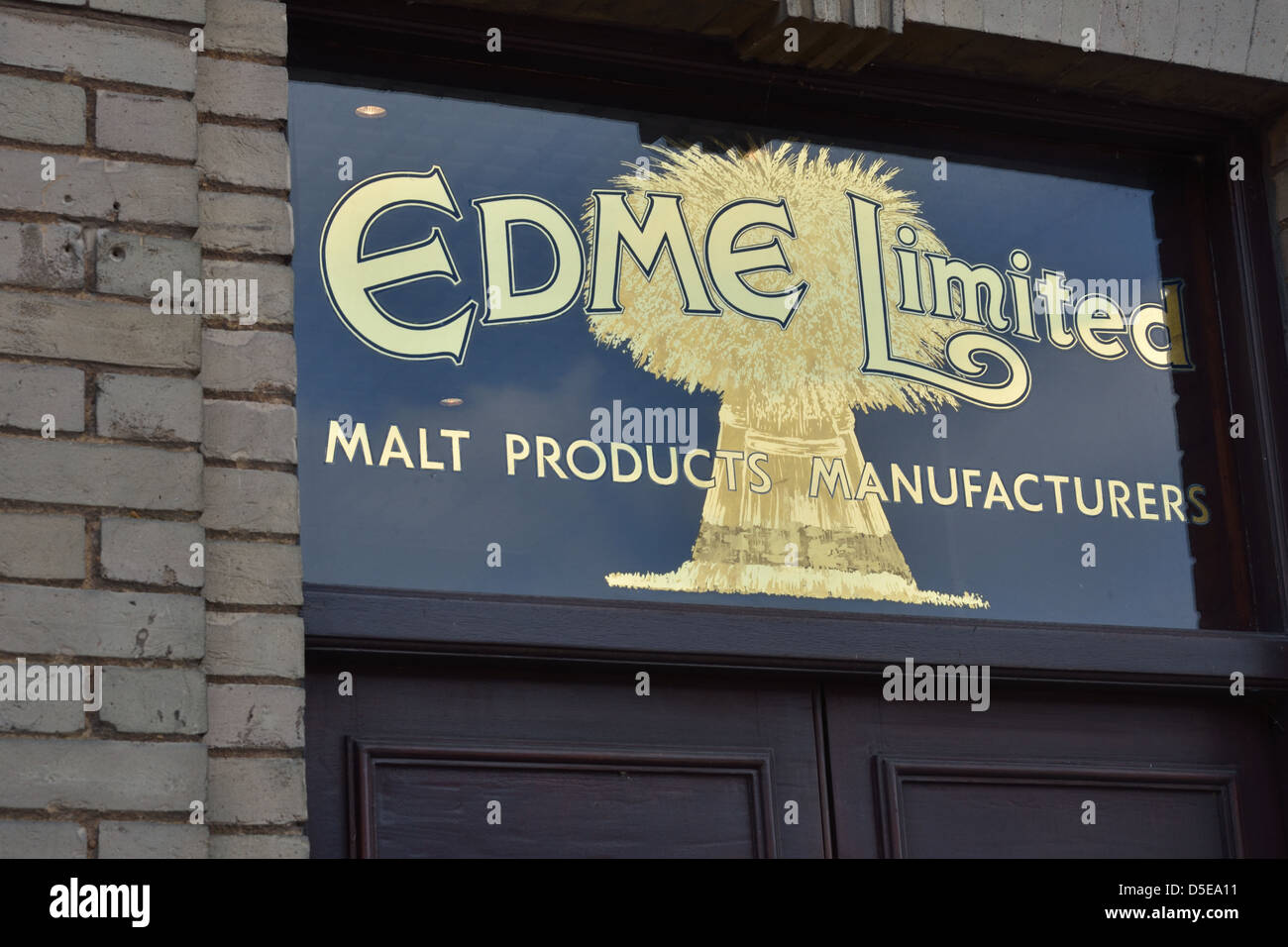 Edme Malz Hersteller Mistley Essex Glas Zeichen Stockfoto
