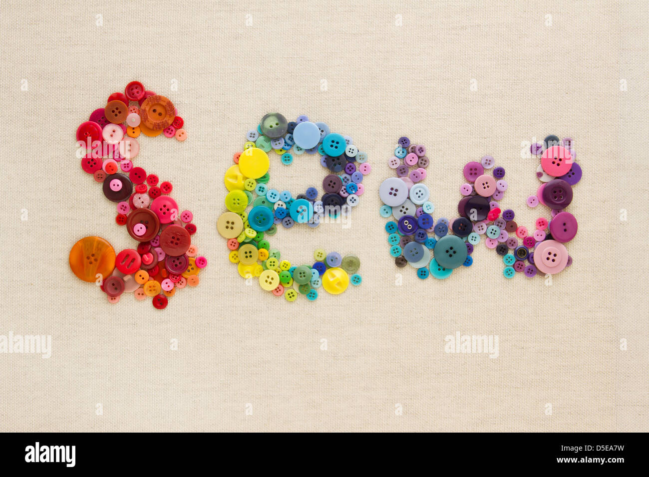 Das Wort "SEW" ausgeschrieben in bunten Tasten, angeordnet in Regenbogen-Farben-Formation - auf hessisch Stockfoto