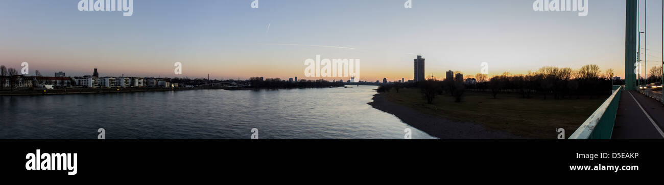 Kölner Stadt Rhein Fluss Abend panorma Stockfoto