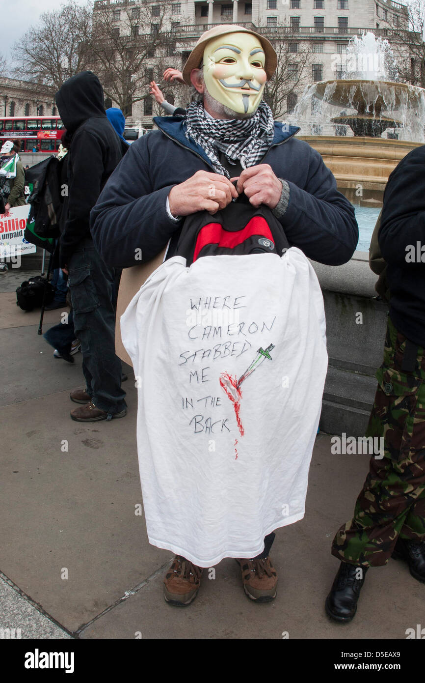 London UK. 30. März 2013. Mann hält T-Shirt mit Slogan. Im Gegensatz zu den Staatssteuern Schlafzimmer versammeln sich am Trafalgar Square zum protest gegen die Politik. Die Mehrheit der Proteste wurden von Labour links Think Tank mit anderen unter Einbeziehung der SNP, Grüns und SWP zusammen mit verschiedenen Handel Räte und Gewerkschaften organisiert. Die Aktion kommt ab April 2013, die Regierung ist Einführung neuer Regeln um die Höhe des Vorteils zu beschränken, dass Leute für jedes Schlafzimmer behaupten können, wenn sie ihr Haus mieten. Der Betrag, den sie beanspruchen können richtet sich nach der Anzahl der Personen im Haushalt. Stockfoto