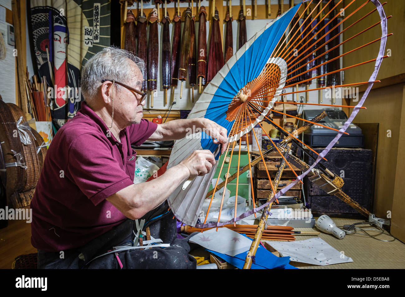 Herr Hiroshi Matsuda machen Wagasa, die Japaner, traditionelle Regenschirme, in seiner Werkstatt, Kanazawa, Honshu, Japan Stockfoto