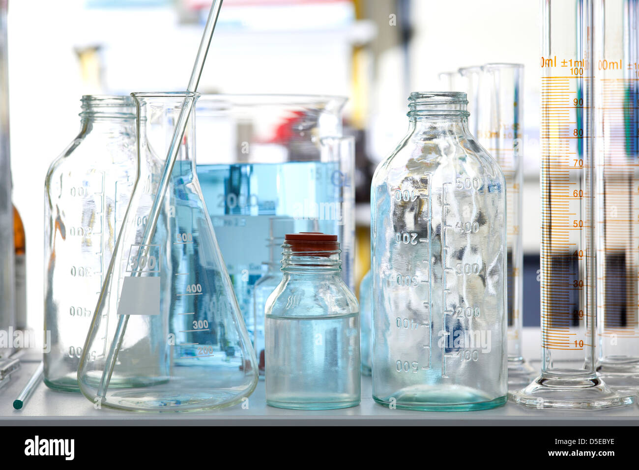 Laborglas mit Flüssigkeit im Chemie-Labor Stockfoto