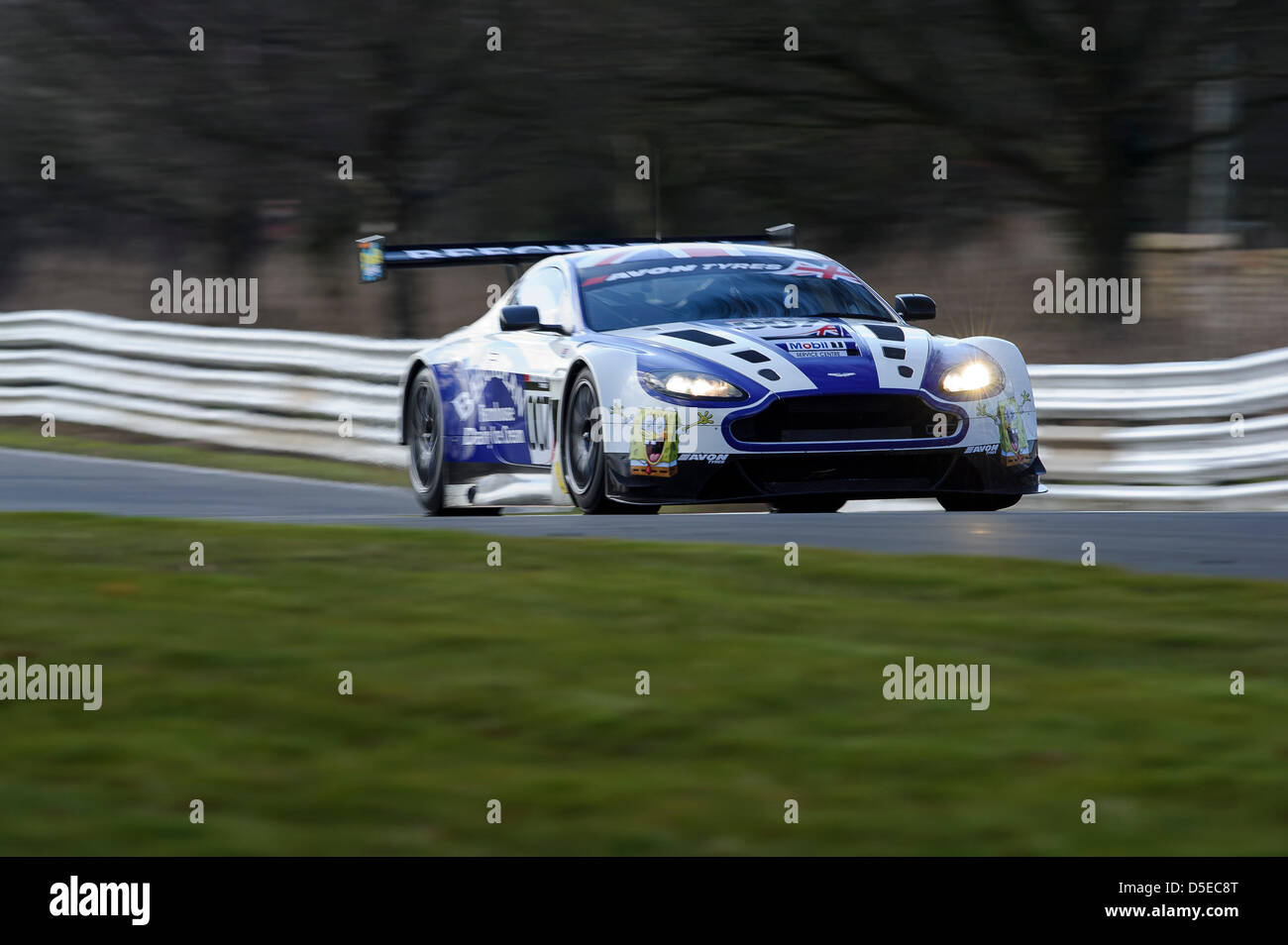 Cheshire, England, Vereinigtes Königreich. 30. März 2013. Die Beechdean AMR Aston Martin Vantage GT3 von Andrew HOWARD / Jonny ADAM in Aktion während des freien Trainings 1 am Eröffnungstag der Runde 1 der Avon Reifen British GT Championship am Oulton Park Circuit.Credit: Aktion Plus Sportbilder / Alamy Live News Stockfoto