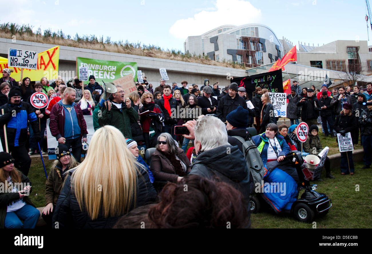 Edinburgh, Schottland. 30. März 2013. Demonstranten versammeln, um gegen ein Schnitt auf Wohngeld für die Menschen in Sozialgehäuseanpassung mit extra Zimmer zu protestieren. Stockfoto