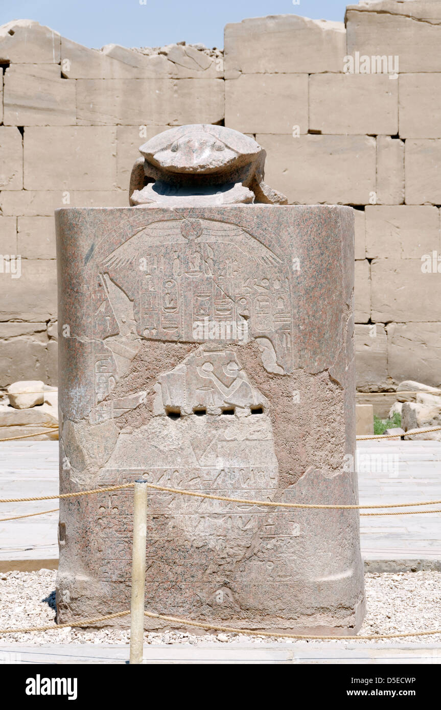 Luxor. Ägypten. Granitstatue ein Skarabäus-Käfer von Amenophis III, Khepri am Tempel des Amun in Karnak. Stockfoto