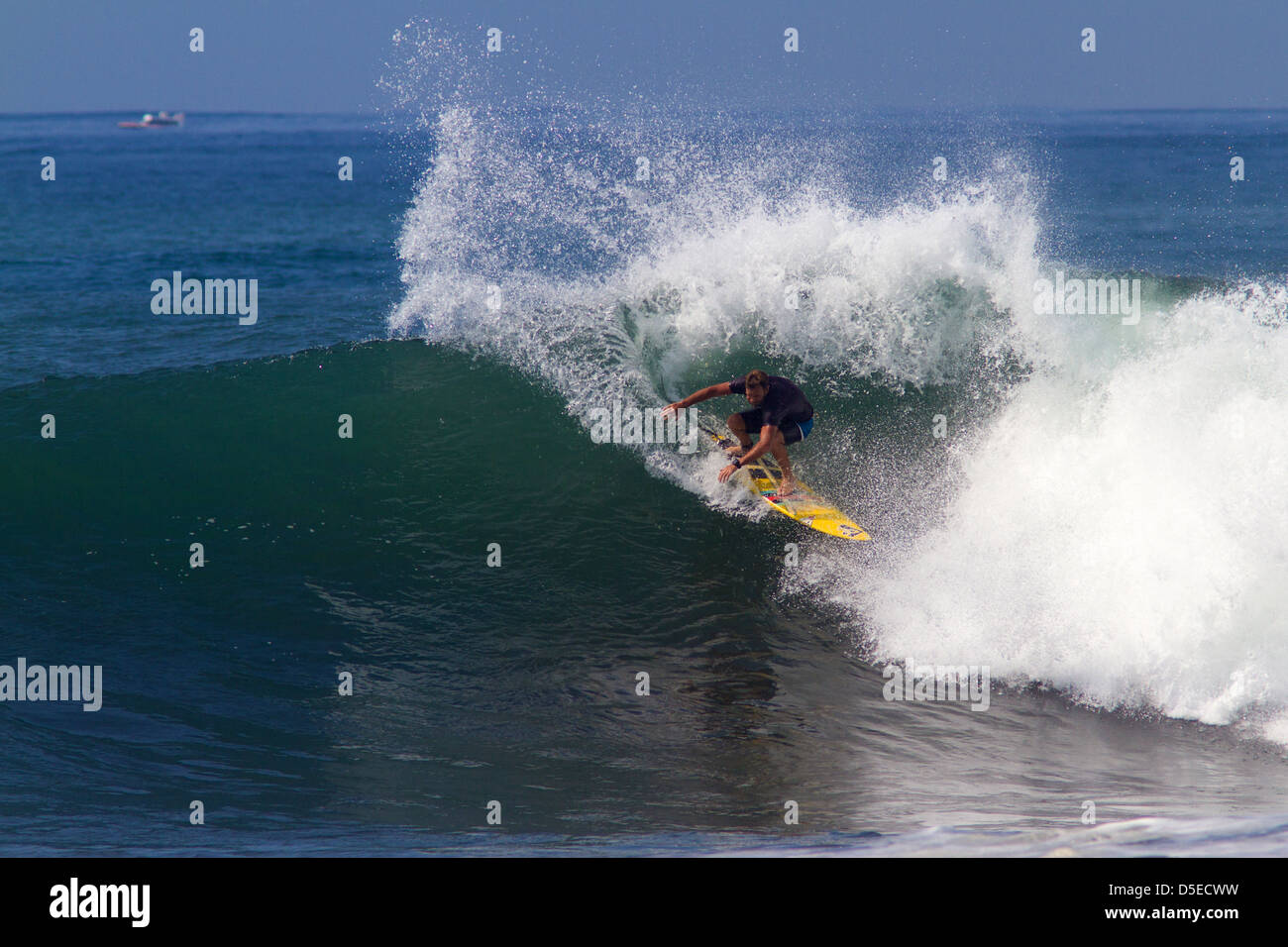 Surfer reiten einer Welle Stockfoto