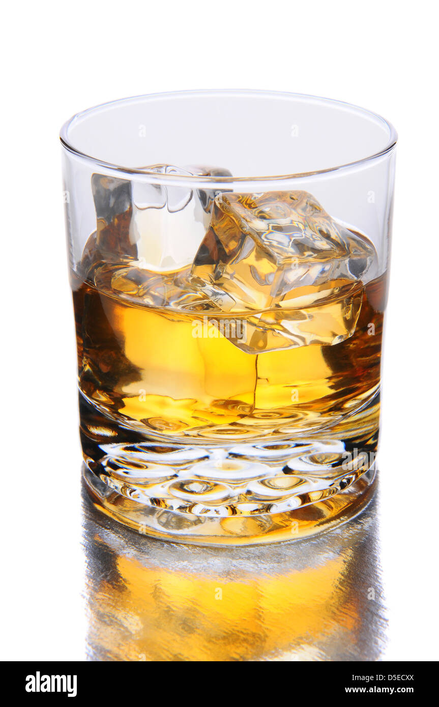 Nahaufnahme von einem Glas Whiskey auf den Felsen mit Reflexion. Hochformat auf einem weißen Hintergrund. Stockfoto