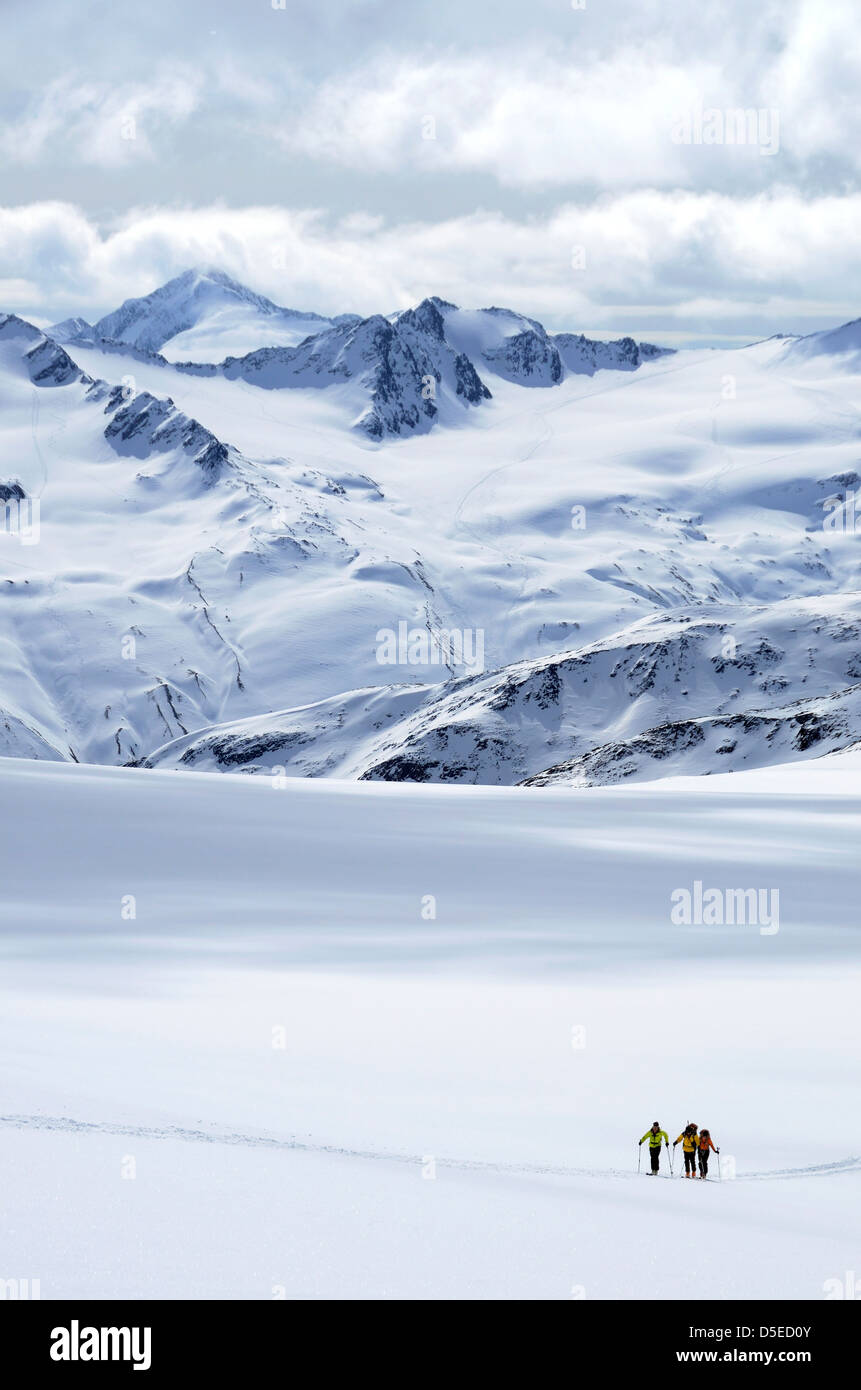 Skifahrer auf dem Kesselwandfer-Gletscher in den österreichischen Alpen. Stockfoto