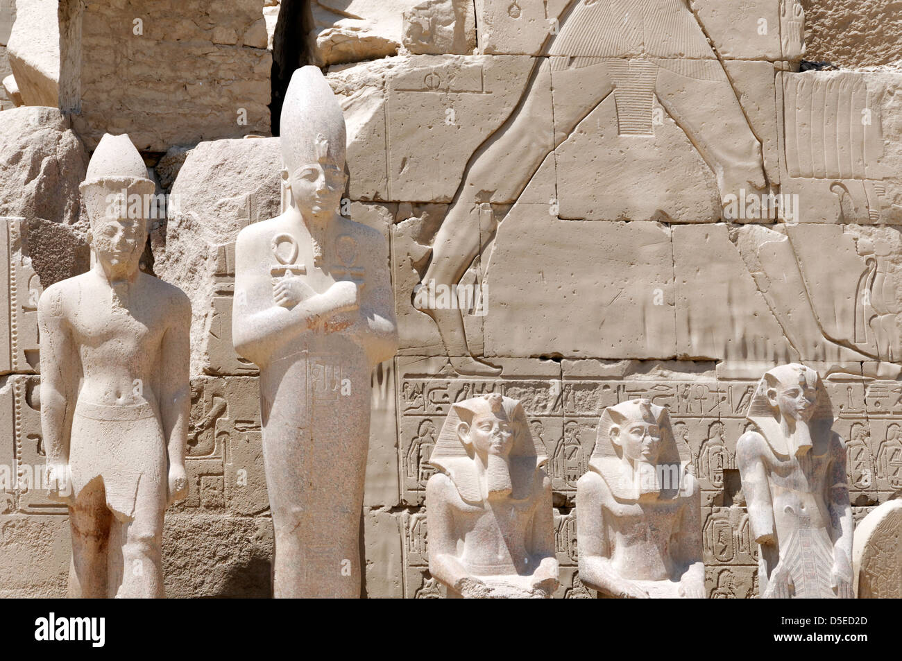 Luxor Ägypten. Statuen zieren die Nordfassade des siebten Pylons vor Cachette Gericht am Tempel des Amun in Karnak. Stockfoto