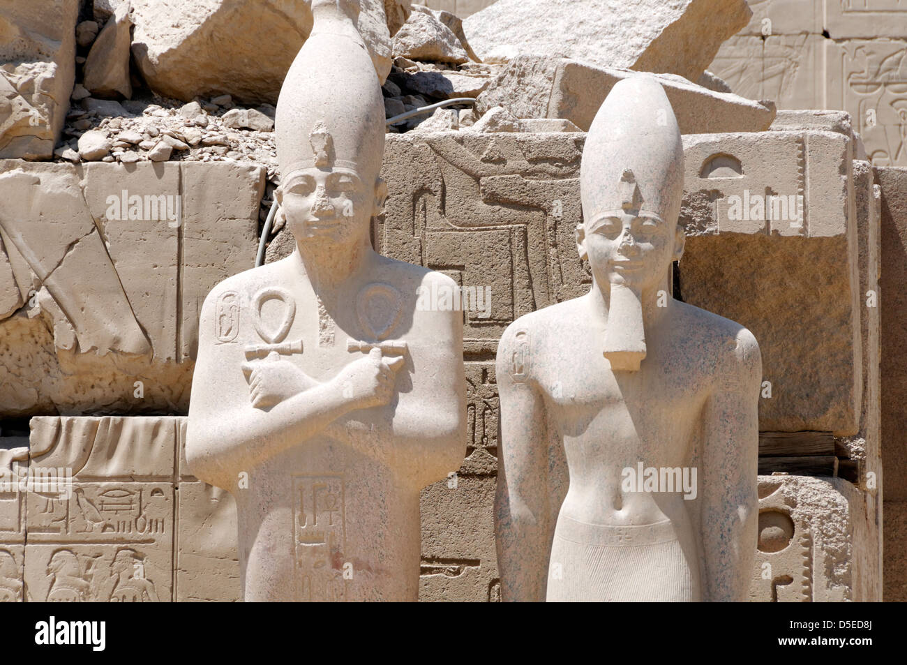 Luxor Ägypten. Thutmose III Statuen auf die siebte Pylon Nordfassade Cachette Gericht am Tempel des Amun in Karnak. Stockfoto