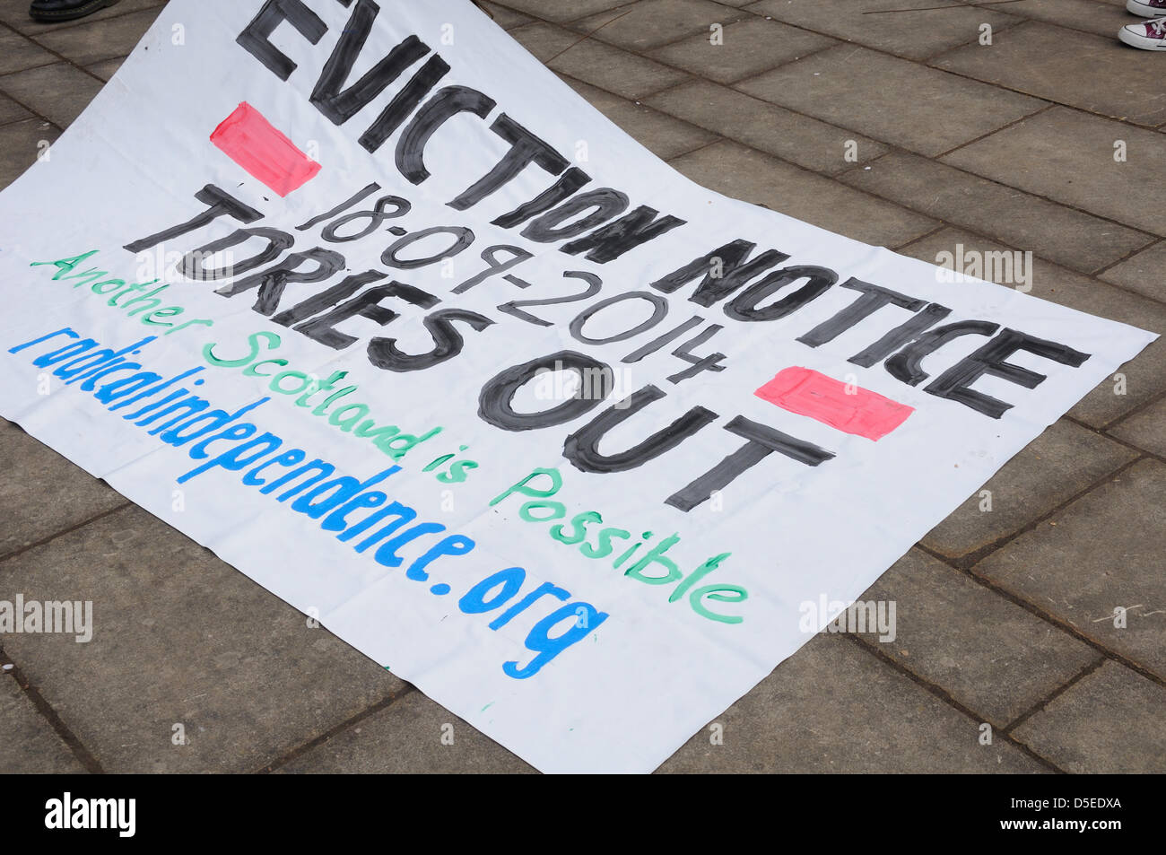 Glasgow, Schottland. 30. März 2013. Protestmarsch in Glasgow.  Menschen kommen zu Tausenden zum protest gegen die Regierungen vorgeschlagenen Schlafzimmer Steuer. Bildnachweis: Douglas Carr / Alamy Live News Stockfoto