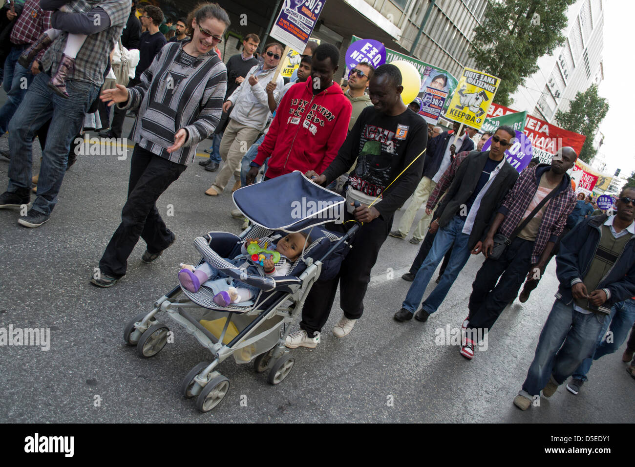 Migranten mit einem Kinderwagen. Stockfoto