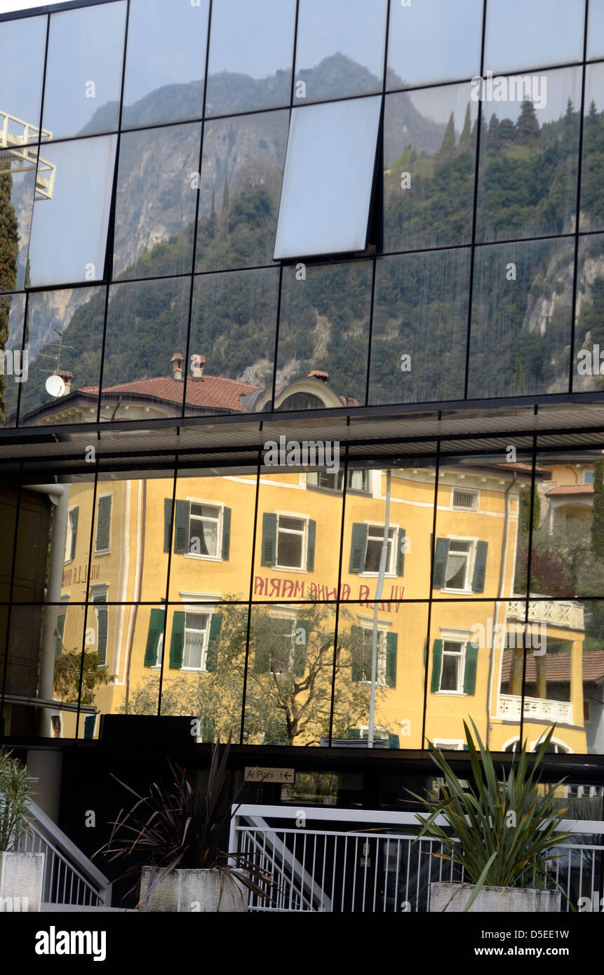 Reflexion in das Glas eines modernen Gebäudes in Riva del Garda, Italien. Stockfoto