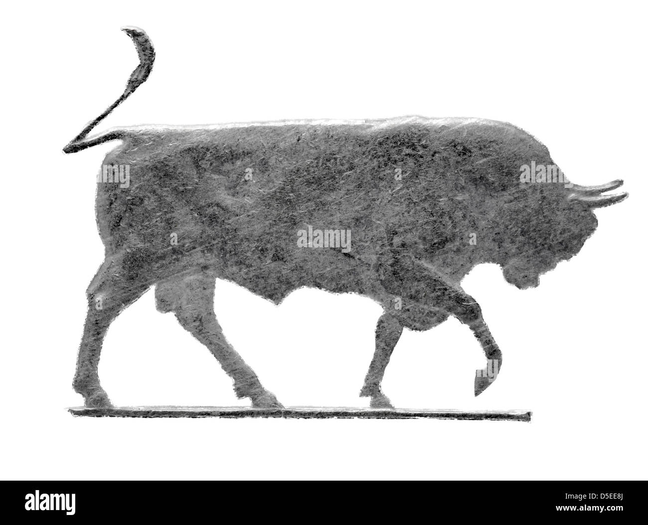 Stier aus 5 Pence-Münze, Irland, 1982, auf weißem Hintergrund Stockfoto