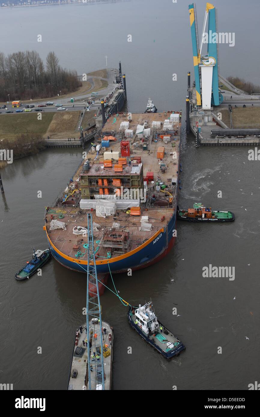 Neues Schiff "Aeolus" verlässt die Este-Sperrwerk in Richtung der Elbe in Hamburg, Deutschland, 30. März 2013. Diese erste Installation Schiff in Deutschland gebaut sollte dieser Sommer Van Oord Unternehmen zugestellt. FOTO: MARKUS SCHOLZ Stockfoto