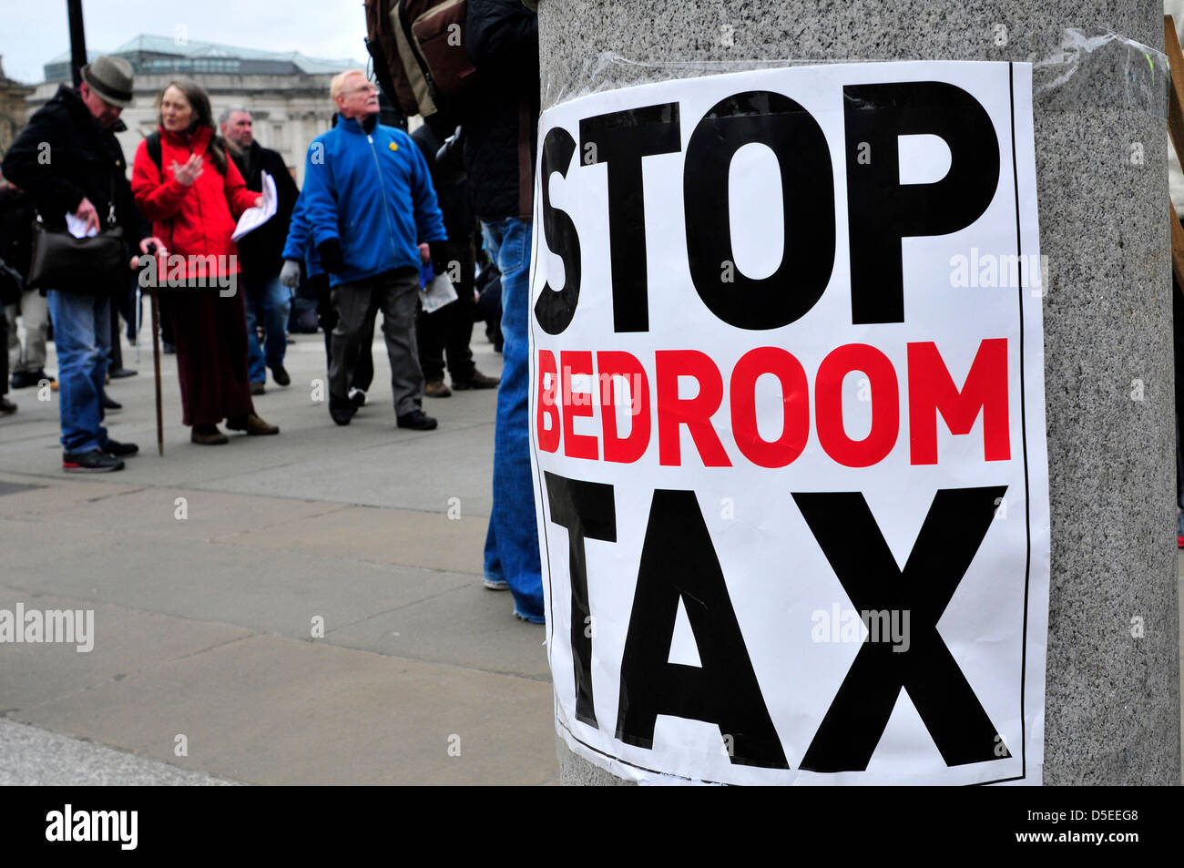 Ein Plakat an der Wand lesen "Stop-Schlafzimmer-Steuer" auf dem Trafalgar Square, London, UK. Stockfoto