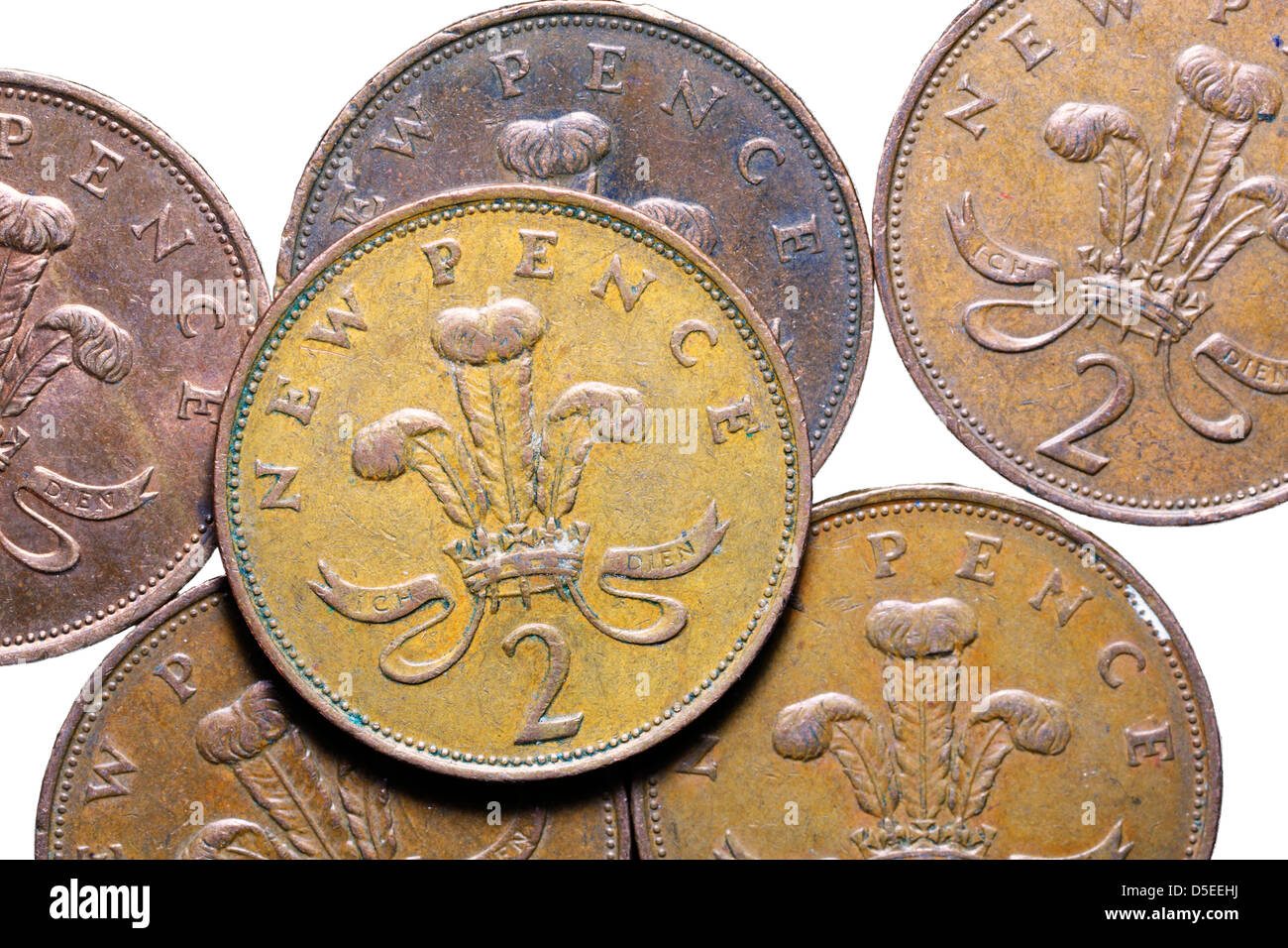 Haufen von 2 Pence Münzen, UK, auf weißem Hintergrund Stockfoto