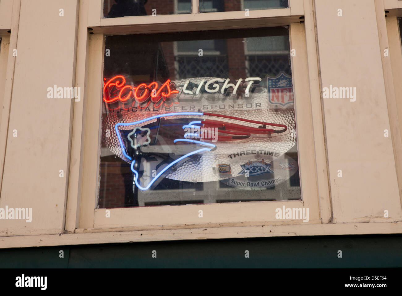 Eine Leuchtreklame der New England Patriots in einer Bar Fenster in Boston, Massachusetts, USA Stockfoto