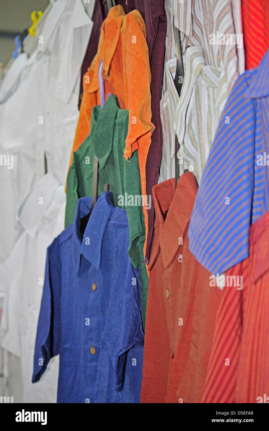 Baumwoll-Shirts in verschiedenen Farben ausgekleidet für Verkauf Stockfoto