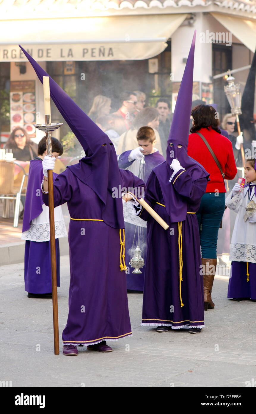 Nazarenos warten zu Beginn der Prozession während der Osterwoche, der Semana Santa, Provinz Malaga, Spanien. Stockfoto