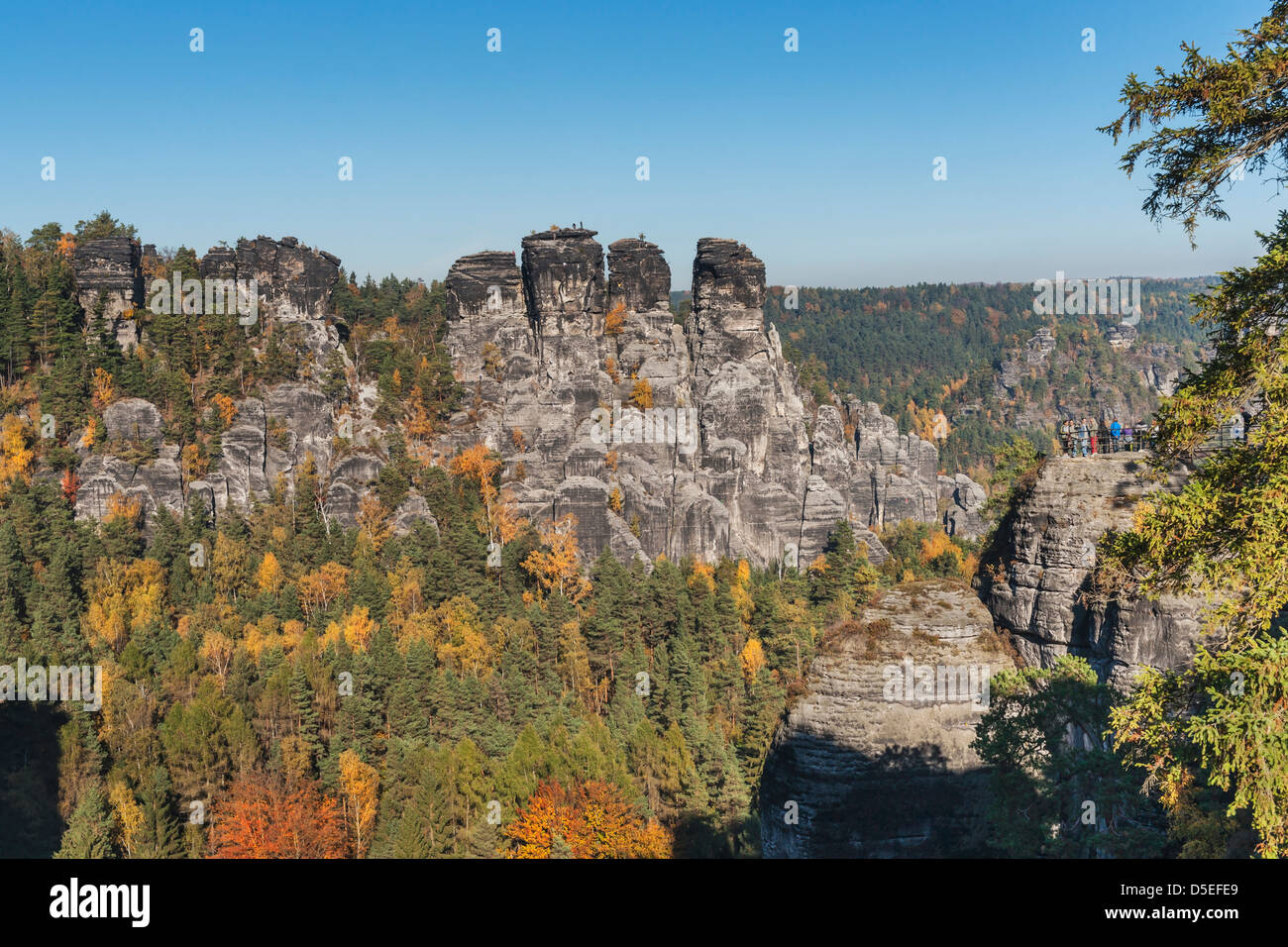 Gans-Felsen (Gansfelsen). Vorne ist der mittelalterlichen Felsenburg Neurathen, Gemeinde Lohmen, in der Nähe von Dresden, Sachsen, Deutschland Stockfoto