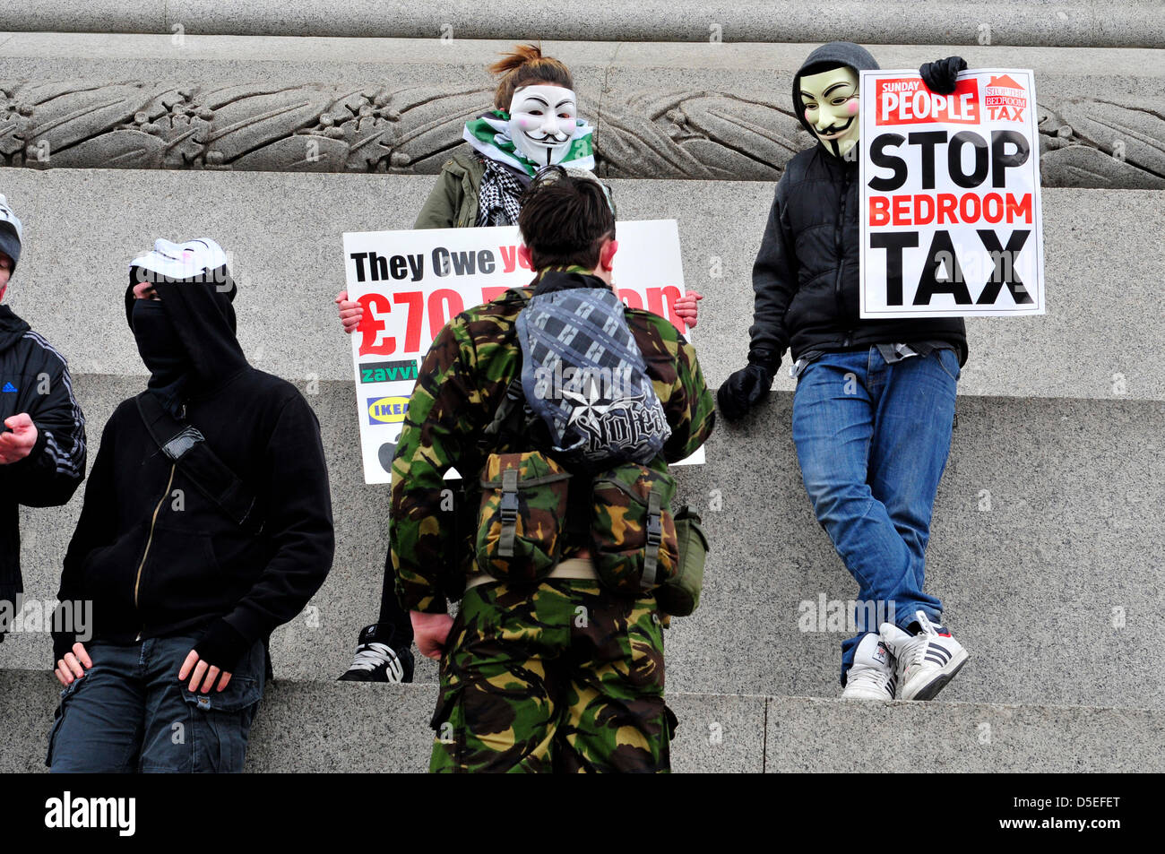 Demonstranten mit anonymen Masken bei einem Protest gegen Schlafzimmer steuern. Stockfoto
