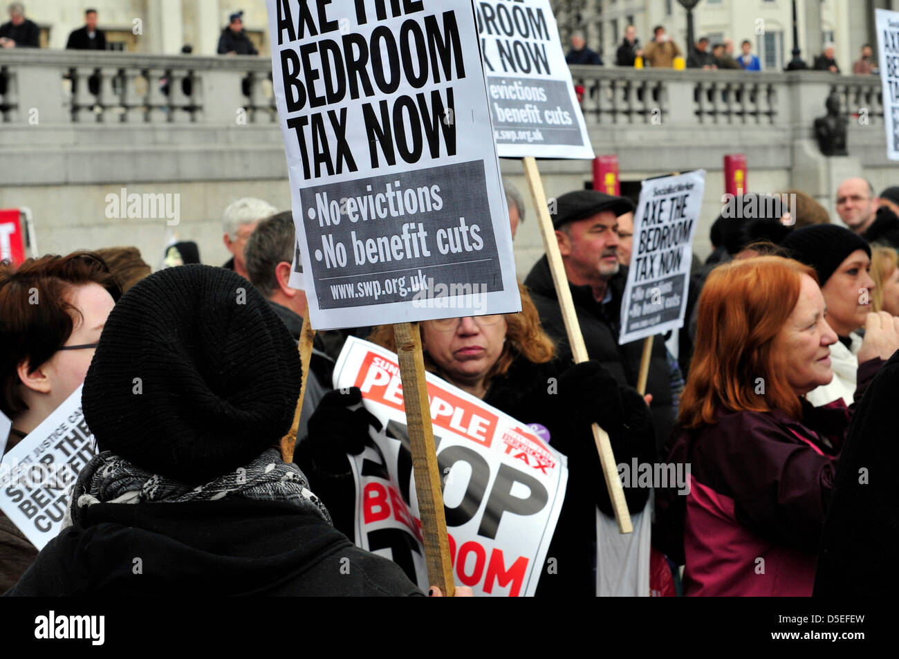 Demonstranten mit Spruchbändern lesen "Axt Schlafzimmer Steuer jetzt", Trafalgar Square, London, UK. Stockfoto